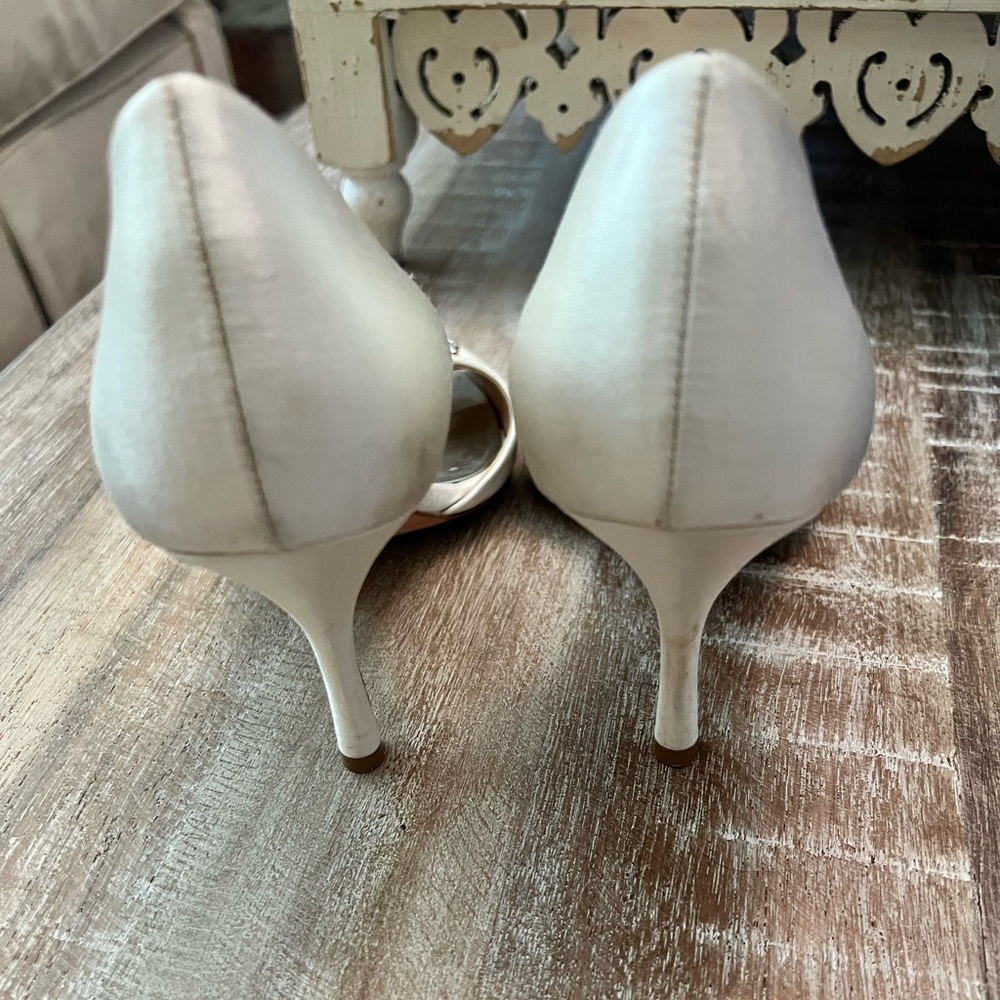 Badgley Mischka Lacie Satin Pumps Ivory Size 7.5 - Picture 3 of 8